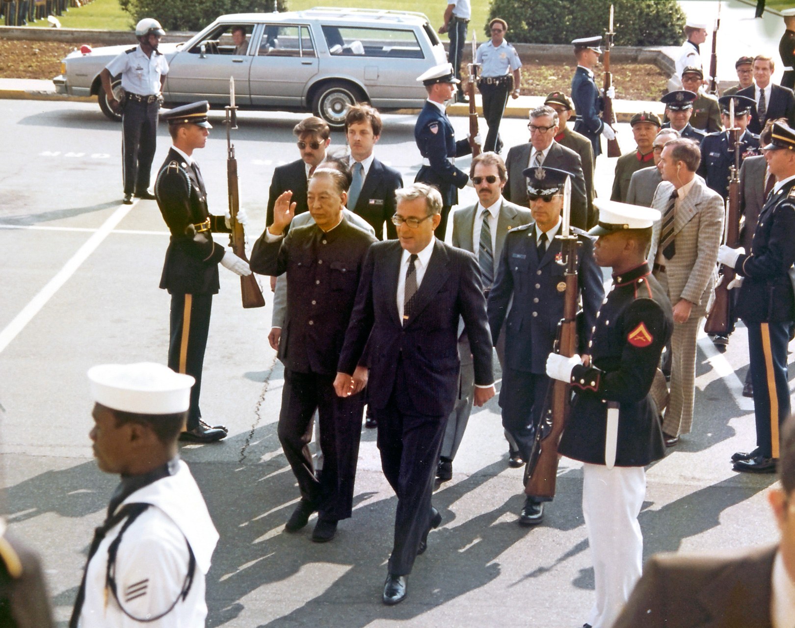 Brown Welcomes Geng to the Pentagon